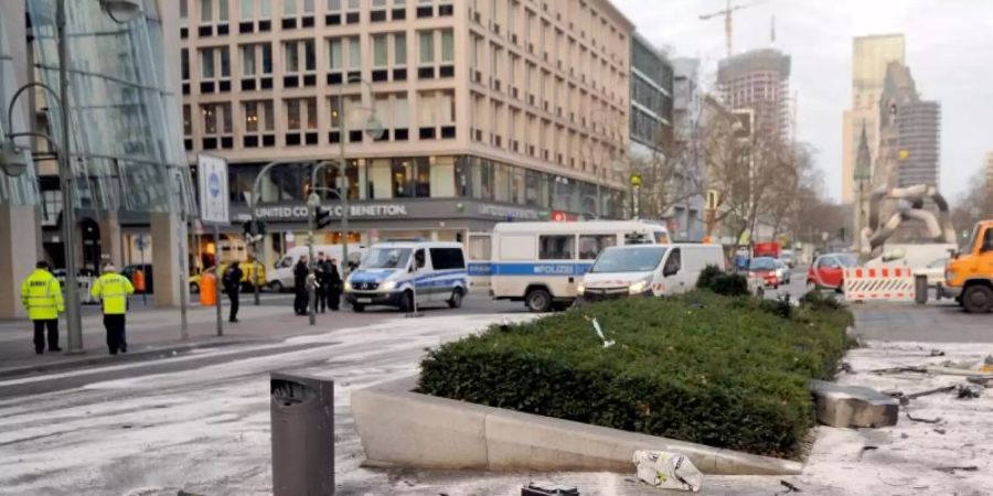 Fahrzeugteile liegen im Februar 2016 nach dem illegalen Autorennen in der Tauentzienstrasse in Berlin. Foto: Britta Pedersen/dpa-Zentralbild/dpa
