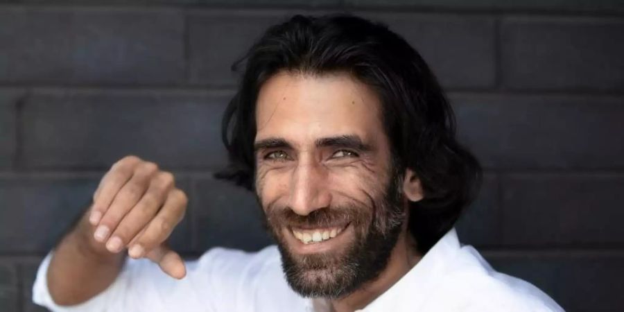 Behrouz Boochani erhält Asyl in Neuseeland. Foto: Martin Hunter/AAP/dpa