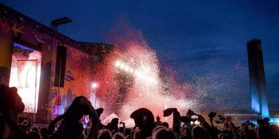 Das Publikum jubelt beim Lollapalooza Festival Berlin im Jahr 2019. Foto: Britta Pedersen/dpa-Zentralbild/dpa