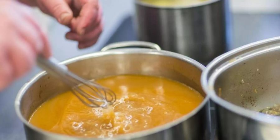 Das Wissen, wie man sich aus mehreren Komponenten eine Mahlzeit zubereitet, wird nach Einschätzung der Ernährungsindustrie in den Familien kaum noch vermittelt. Foto: Jens Büttner/dpa-Zentralbild/dpa