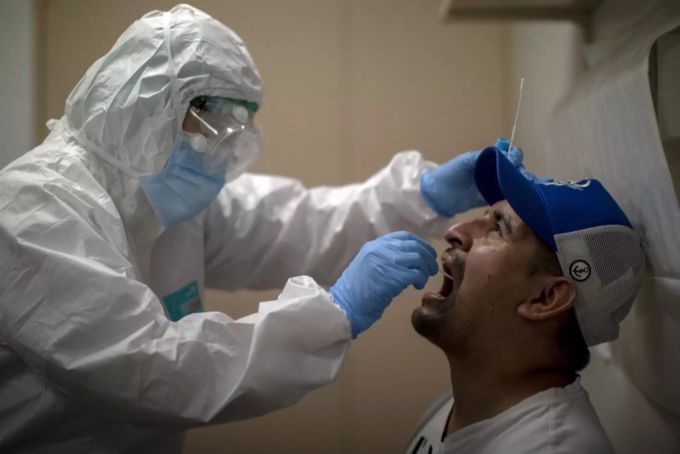 Ein Mann lässt in einem Vorort von Barcelona einen Abstrich für den Test auf das Coronavirus machen. In Katalonien gelingt das Contact Tracing noch nicht flächendeckend. Coronavirus Spanien Barcelona Katalonien