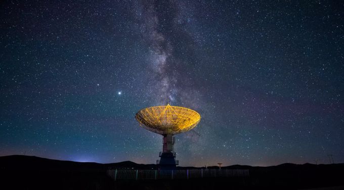 Im Himmel über der Ming'antu-Beobachtungsstation der Nationalen Astronomischen Observatorien der Chinesischen Akademie der Wissenschaften sind viele Sterne zu sehen. Sternenhimmel in China