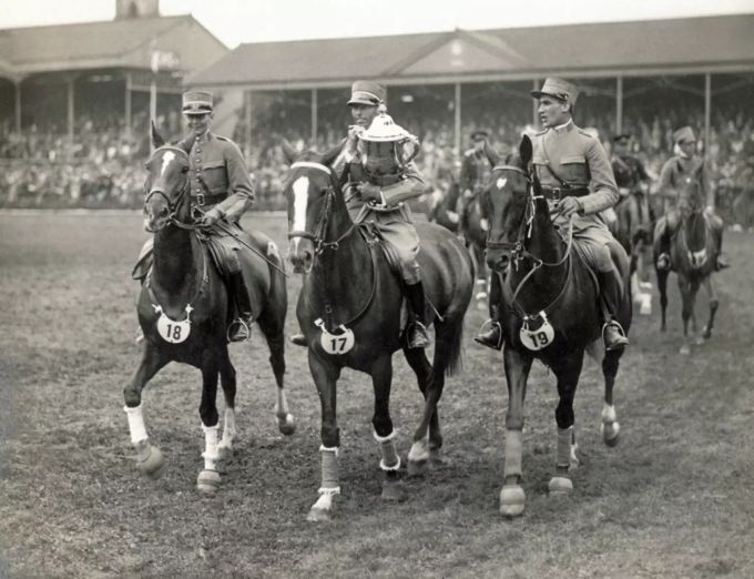 Dublin 1930: Dritter Sieg im Nationenpreis und endgültiger Besitz des ersten Aga Khan Cup für die Schweiz. V.l.n.r.: Oblt. Hans Daetwiler auf Turgi, Major Charles Kuhn auf Corona, Lt. Louis Dégallier auf Notas. Der Aga Khan Cup befindet sich heute als Leihgabe im Pferdemuseum von La Sarraz (VD). Drei Reiter, historisches Bild