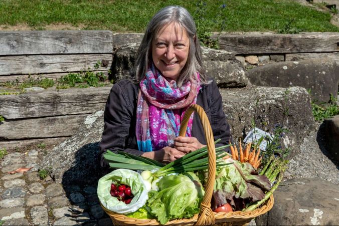 Priska Lüscher mit ihrem gefüllten Märitkorb