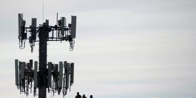 Arbeiten an einem 5G-Mobilfunkmast Arbeiten an einem 5G-Mobilfunkmast