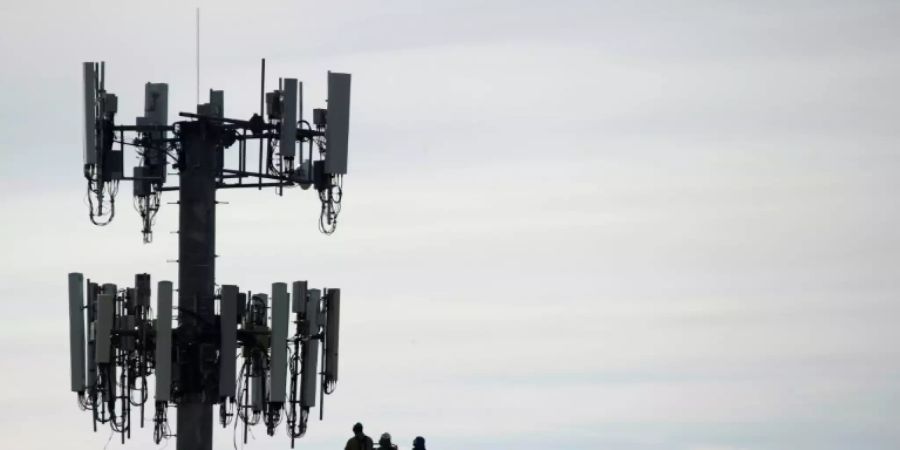 Arbeiten an einem 5G-Mobilfunkmast
