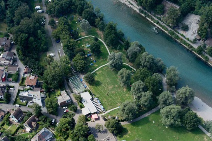 Der Campingplatz Eichholz liegt in Bern an der Aare. Trotz angekündigter Lockerung prognostiziert der Leiter der Freizeitanlage ein schlechtes Jahr. Campingplatz Sommer Ferien Coronavirus