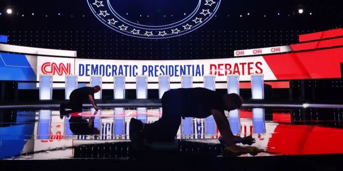 Beim Sender CNN stehen die Podiumsplätze für die Kandidaten der US-Demokraten, unter ihnen auch Joe Biden, parat. joe biden