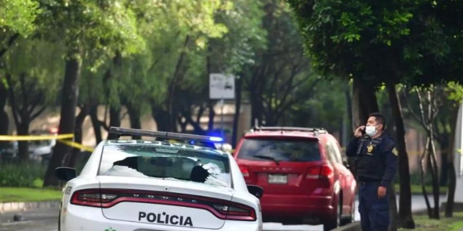 Ein Polizeiauto mit zerbrochenem Glas am Tatort in Mexiko-Stadt. Foto: El Universal/El Universal via ZUMA Wire/dpa