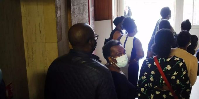 Angehörige von Félicien Kabuga treffen im Gerichtsgebäude ein. Der mutmassliche Völkermord-Verantwortliche wies die gegen ihn erhobenen Vorwürfe zurück. Félicien Kabuga