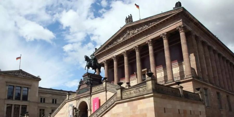 Auf der Museumsinsel in Berlin sind wieder Besucher erlaubt. Zum Ensemble gehört auch die Alte Nationalgalerie. Foto: Wolfgang Kumm/dpa