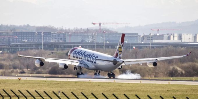 Eine Edelweiss-Maschine bei der Landung. Flugverkehr