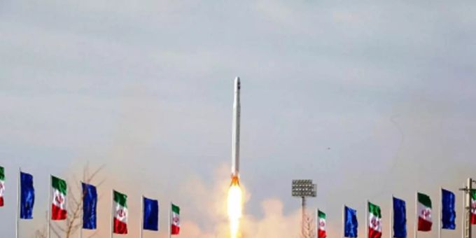 Eine iranische Rakete mit einem Satelliten an Bord startet von einem unbekannten Standort, von dem angenommen wird, dass er in der iranischen Provinz Semnan liegt. Foto: Sepahnews/AP/dpa Eine iranische Rakete mit einem Satelliten an Bord startet von einem unbekannten Standort, von dem angenommen wird, dass er in der iranischen Provinz Semnan liegt. Foto: Sepahnews/AP/dpa