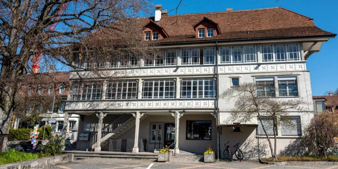 Im alten Gemeindehaus von Steffisburg ist heute die Dorfbibliothek untergebracht. – Steffisburg Im alten Gemeindehaus von Steffisburg ist heute die Dorfbibliothek untergebracht. – Steffisburg