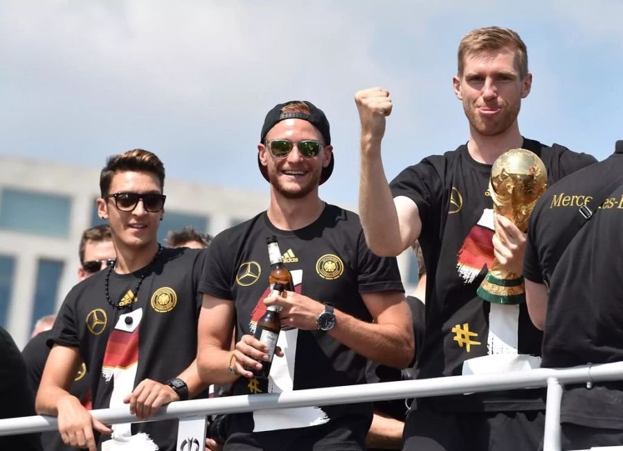 2014 durfte Özil (l.) seinen grössten Erfolg feiern: Er wurde Weltmeister.