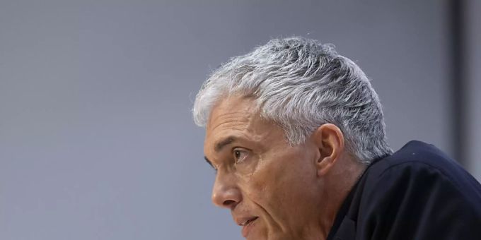 Bundesanwalt Michael Lauber soll seine Amtspflichten verletzt haben, weswegen ihn die Aufsichtsbehörde der Bundesanwaltschaft mit einer Lohnkürzung abstrafen will. Gegen diese Lohnkürzung hat Lauber nun Beschwerde eingereicht. (Archivbild) Bundesanwalt Michael Lauber soll seine Amtspflichten verletzt haben, weswegen ihn die Aufsichtsbehörde der Bundesanwaltschaft mit einer Lohnkürzung abstrafen will. Gegen diese Lohnkürzung hat Lauber nun Beschwerde eingereicht. (Archivbild)
