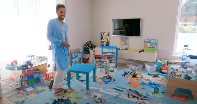 Pierre-Emerick Aubameyang im riesigen Spielzimmer seiner Kinder. Pierre-Emerick Aubameyang