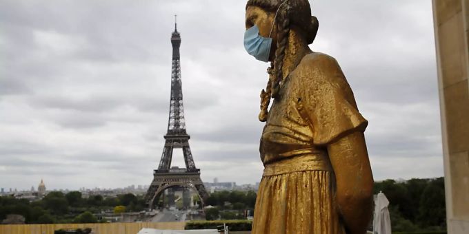 Respekt vor dem Coronavirus haben selbst die Statuen in Paris. Blick vom Trocadéro auf den Eiffelturm. Coronavirus, Frankreich