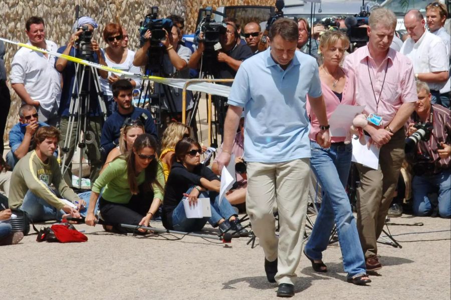 Garry und seine Frau Kate McCann verlassen eine Pressekonferenz am Urlaubsort in der sie sich zum Verschwinden ihrer Tochter geäussert haben.