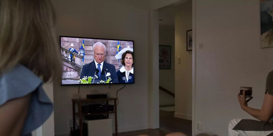 In vielen Wohnzimmern Schwedens wurde am Samstagabend die Ansprache des Königs Carl Gustaf im Fernsehen mitverfolgt.