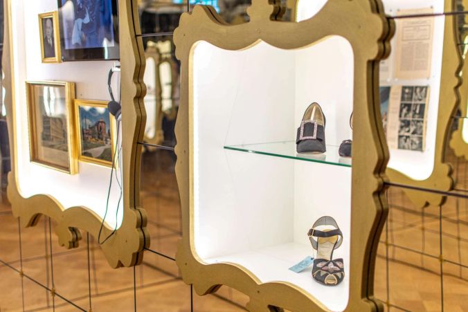 Bally-Schuhe im Spiegelflur.