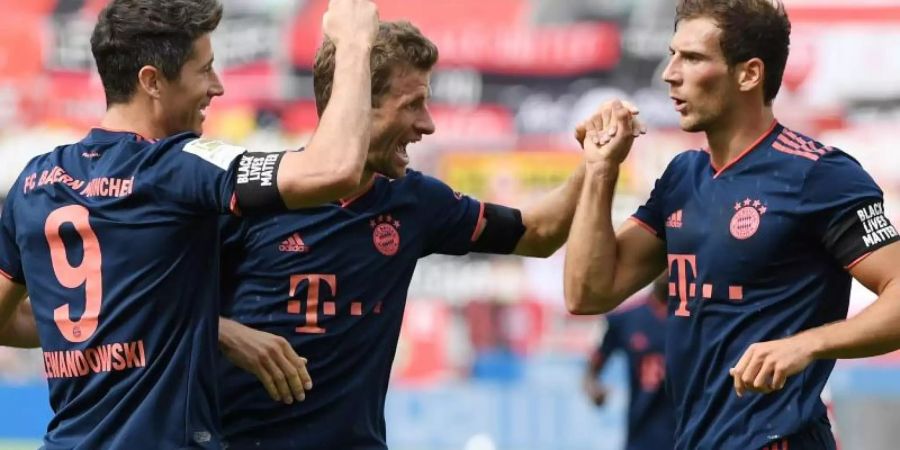 Auf Kurs Meistertitel: Lewandowski (l) jubelt über seinen Treffer zum 4:1 für die Bayern gegen Leverkusen mit Thomas Mueller und Leon Goretzka (r). Foto: Matthias Hangst/Getty Images Europe/Pool/dpa