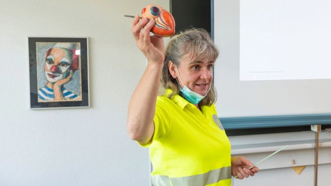 Isabella Lisser streut medizinisches Grundwissen ein, bevor es zur nächsten Praxisübung geht.
