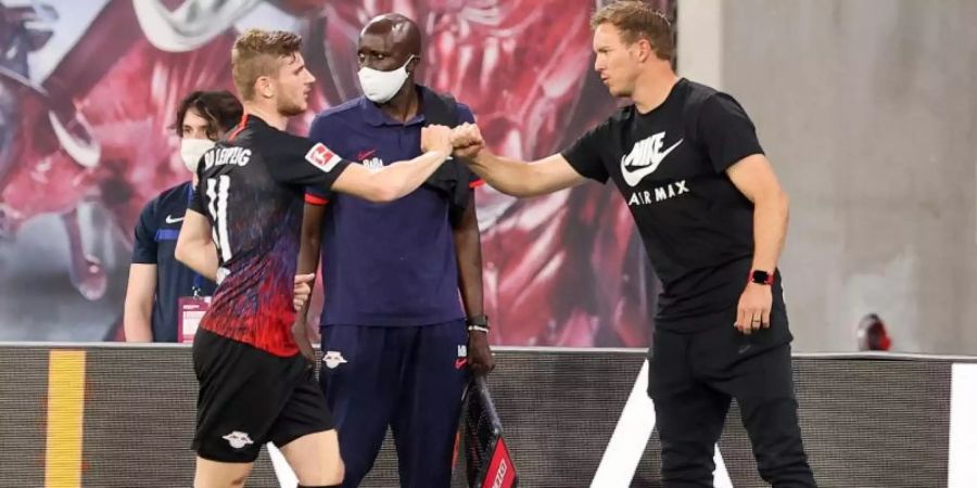 Kann Timo Werner (l) verstehen: Leipzigs Trainer Julian Nagelsmann klatscht mit dem Stürmer bei dessen Auswechselung ab. Foto: Jan Woitas/dpa-Zentralbild/dpa