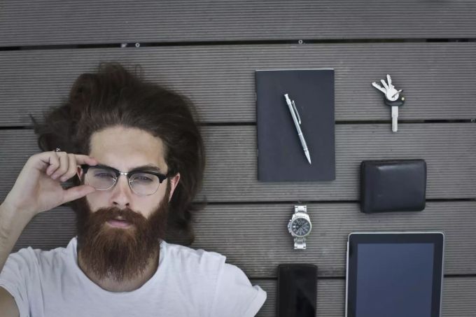 Mann mit Bart und Gadgets. Mann mit Vollbart