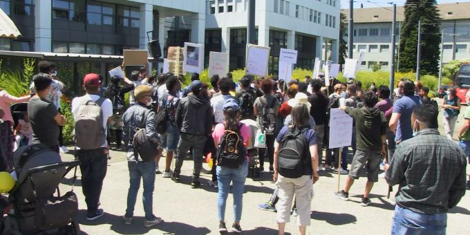 Gegen Ausschaffungen - Abgewiesene Asylsuchende demonstrieren vor SEM