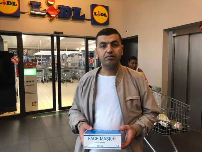 Dieser Lidl-Kunde hat gerade eine Schachtel Gesichtsmasken gekauft.