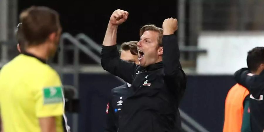 Bremens Trainer Florian Kohfeldt jubelt über den Treffer zum 1:2. Foto: Tom Weller/dpa