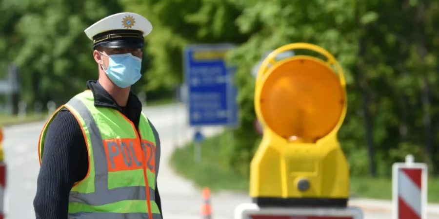 Deutscher Polizist an Grenzübergang zu Österreich