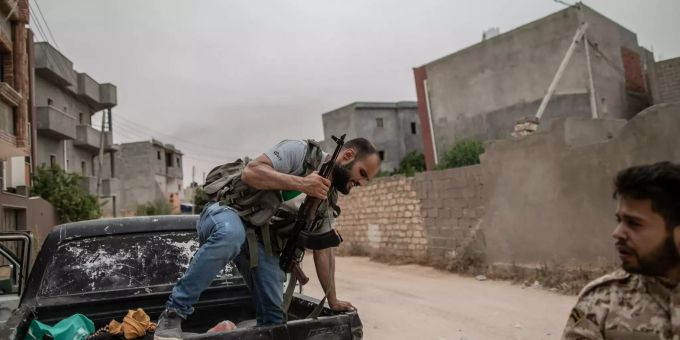 Kämpfer der international anerkannten Regierung sind während an der Kriegsfront im Einsatz. Die Hauptstadt Tripolis wurde wieder unter Kontrolle gebracht. Nach dem Sturz und der Tötung des langjährigen Machthabers Al-Gaddafi im Jahr 2011 herrscht in Libyen ein Bürgerkrieg. Konflikt in Libyen