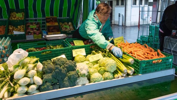 Fleissige Hände dekorieren und verpacken.