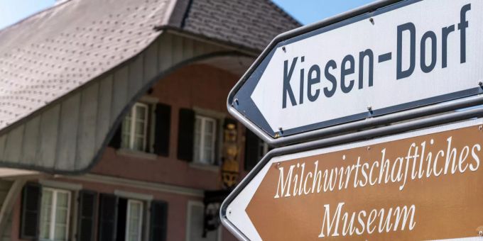 Wegweiser Kiesen-Dorf und Milchwirtschaftliches Museum an der Bahnhofstrasse - Kiesen Wegweiser Kiesen-Dorf und Milchwirtschaftliches Museum an der Bahnhofstrasse - Kiesen