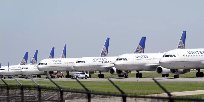 Die amerikanische Fluggesellschaft United Airlines geht davon aus, dass sie nach dem Abklingen der Coronavirus-Pandemie erst einmal mit deutlich weniger Personal auskommen wird. (Archivbild) Die amerikanische Fluggesellschaft United Airlines geht davon aus, dass sie nach dem Abklingen der Coronavirus-Pandemie erst einmal mit deutlich weniger Personal auskommen wird. (Archivbild)