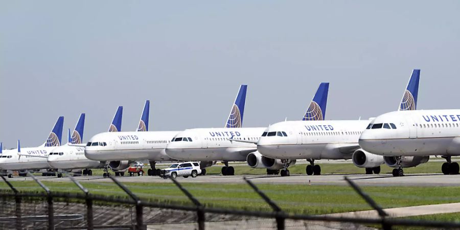 Die amerikanische Fluggesellschaft United Airlines geht davon aus, dass sie nach dem Abklingen der Coronavirus-Pandemie erst einmal mit deutlich weniger Personal auskommen wird. (Archivbild)