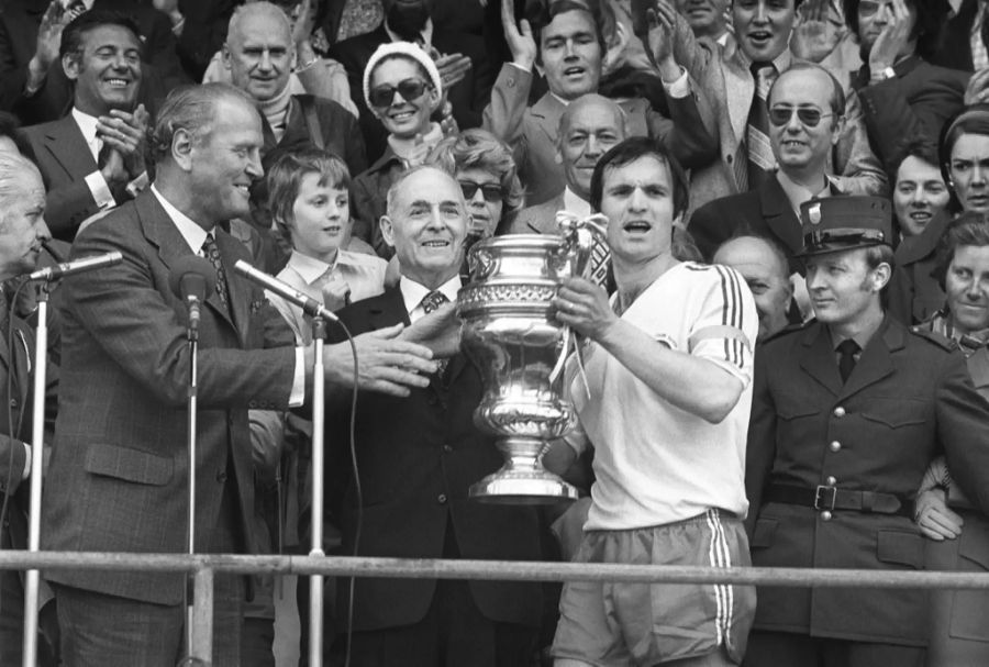 Captain Fernand Luisier nimmt 1974 im Wankdorf den Cup für den FC Sion in Empfang.