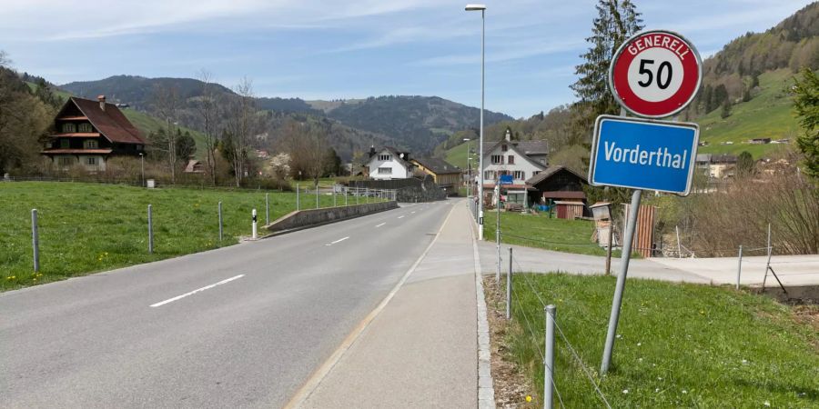 Die Einfahrtstrasse vom Innerthal Richtung Vorderthal.
