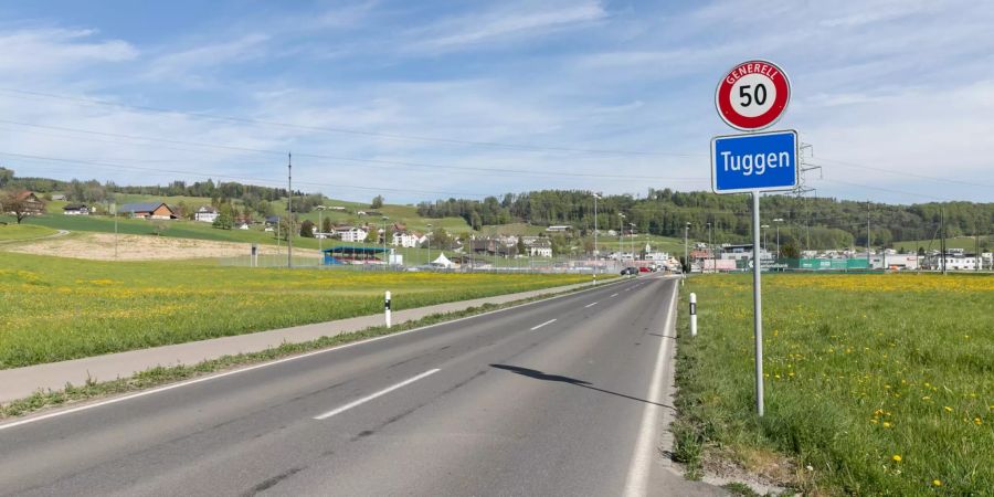 Einfahrtsstrasse Richtung der Gemeinde Tuggen.