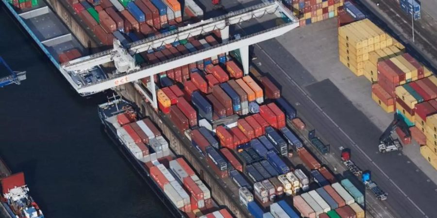 Schiffe werden im Containerhafen beladen. Foto: Bernd Thissen/dpa