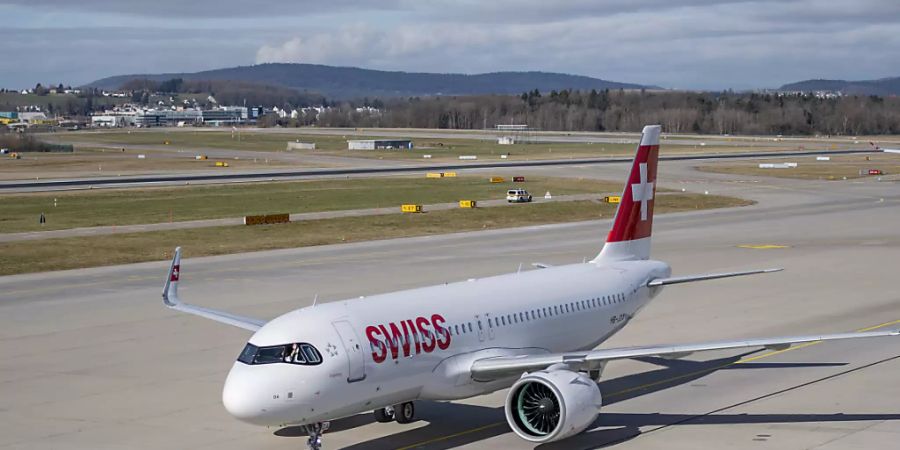 Ein neuer Rollweg auf dem Flughafen Zürich soll gefährliche Kreuzungen einer Start- und Landepiste vermeiden helfen. (Archivbild)