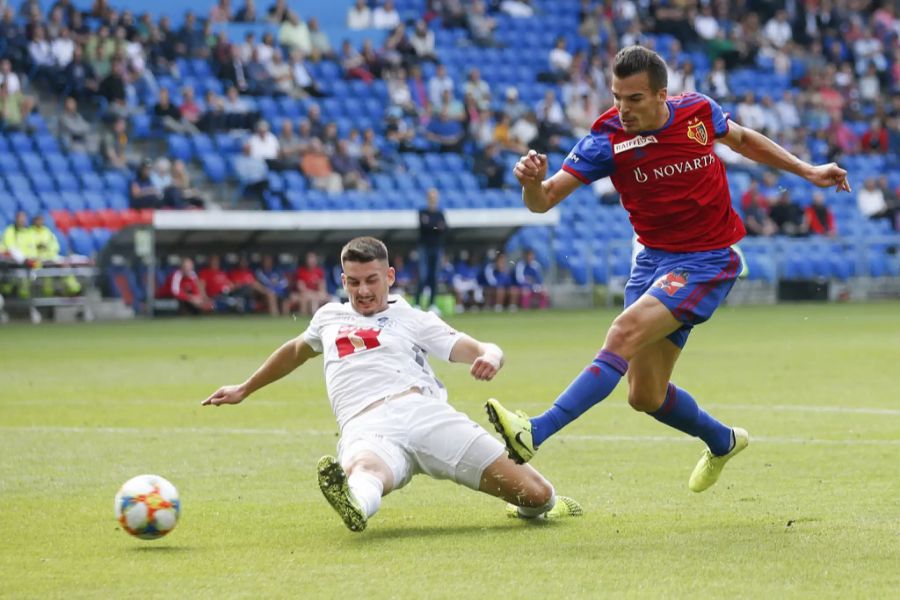 Mit dem FC Basel wird Kevin Bua einmal Meister und gewinnt zweimal den Cup.