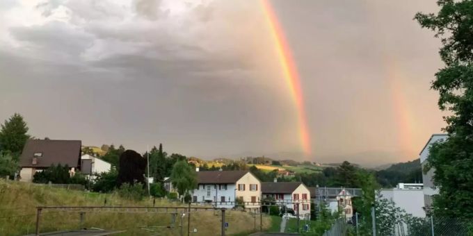 Doppelter Regenbogen in Thörishaus BE. Thörishaus Bern