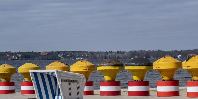 Pack die Badehose ein.... Das Strandbad Wannsee in Berlin wartet auch auf Schweizer Besucher. Und die könnten wahrscheinlich schon Mitte Juni die ersten Strandkörbe in Beschlag nehmen. Grenzöffnung schweiz
