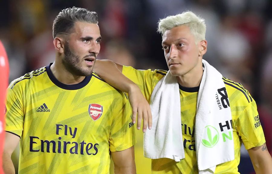 Sead Kolasinac (l.) und Teamkollege Mesut Özil (r.) wurden im Sommer 2019 überfallen.