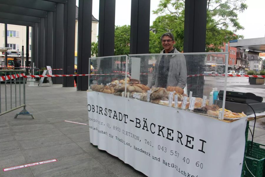 Bäckerei-Inhaber Amadeo Drigatti an seinem Stand beim Frischmarkt in Dietikon.