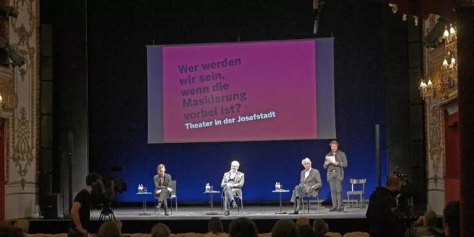 Matthias Asboth, Leiter der Dramaturgie, Herbert Föttinger, Direktor, Günter Rhomberg, Aufsichtsrat und Schauspieler Michael Dangl sitzen auf der Bühne im Rahmen einer Pressekonferenz im Theater in der Josefstadt. Foto: Hans Punz/APA/dpa