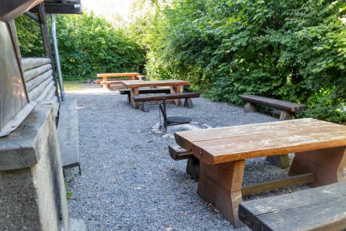 Für jeden Grillplatz einen Tisch bei der Pirol-Hütte in Dintikon.